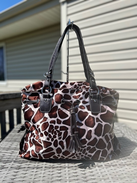The Unbranded Brand Handbags - Inspired Giraffe-Print Tote Bag with Tassel Accent - Brown/White